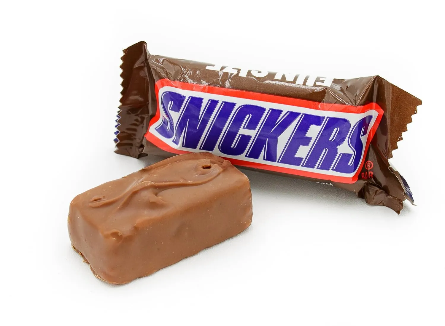 SNICKERS FUN SIZE Chocolate Candy Bars 1 lb – Anti Melt Pack, Individually Wrapped (26 Pieces), Bulk Resealable Bag, Convenient Snack-Size Format, Crunchy Peanuts & Smooth Caramel