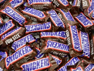 SNICKERS FUN SIZE Chocolate Candy Bars 1 lb – Anti Melt Pack, Individually Wrapped (26 Pieces), Bulk Resealable Bag, Convenient Snack-Size Format, Crunchy Peanuts & Smooth Caramel